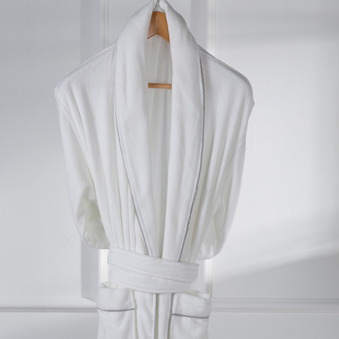 Hotelqualität Kundenspezifischer weißer Kimono-Kragen aus 100 % Korallenfleece-Bademantel